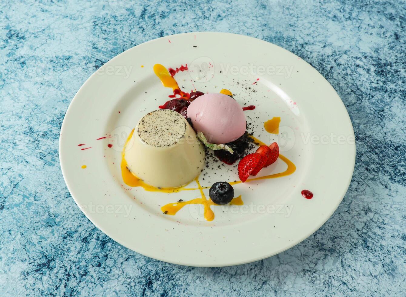 vaniglia panna cotta con fragola e mora servito nel piatto isolato su sfondo superiore Visualizza di italiano cibo foto