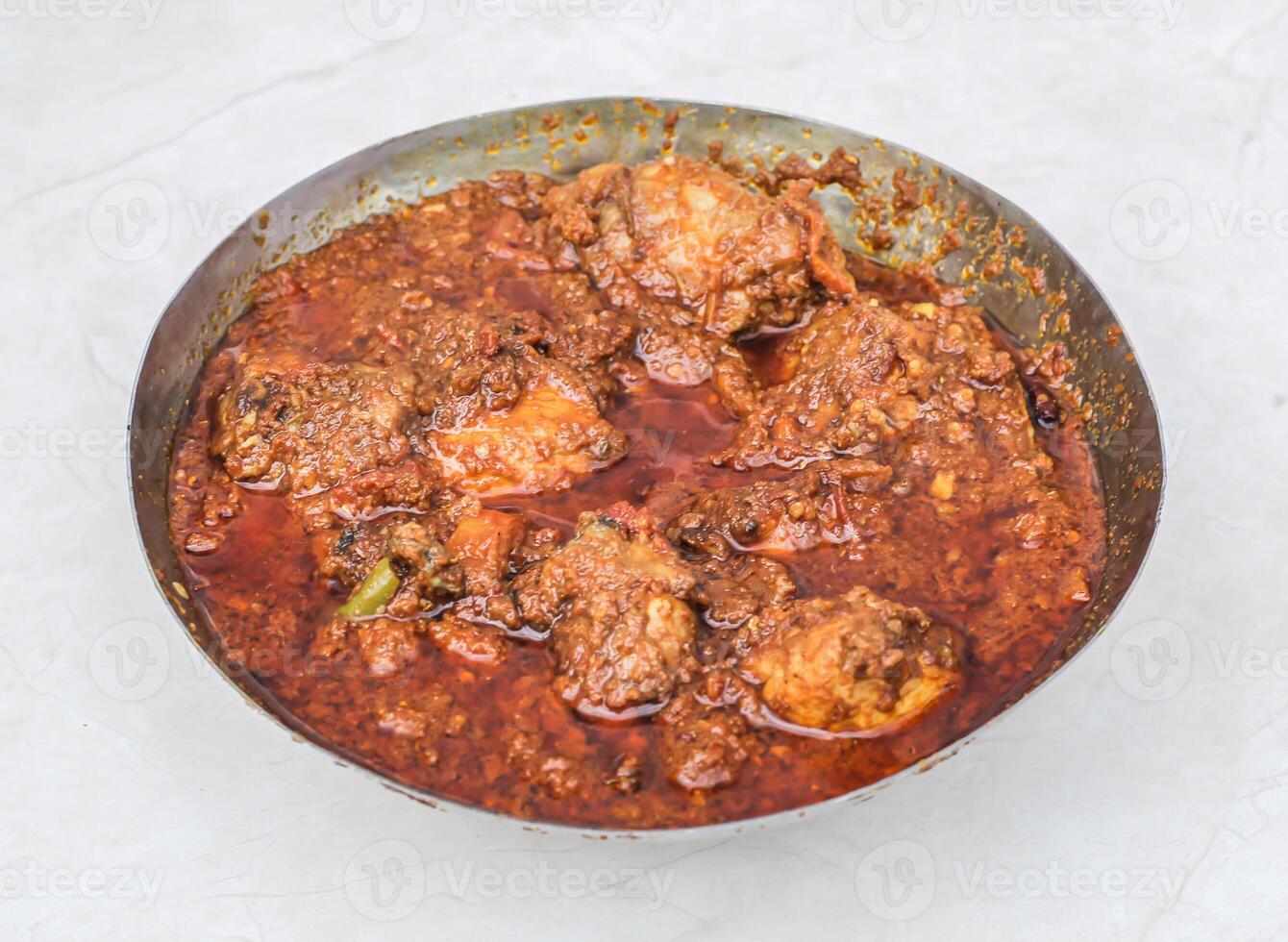 speziato pollo karahi korma masala con sugo servito nel karahi isolato su grigio sfondo lato Visualizza di pakistano e indiano spezie cibo foto