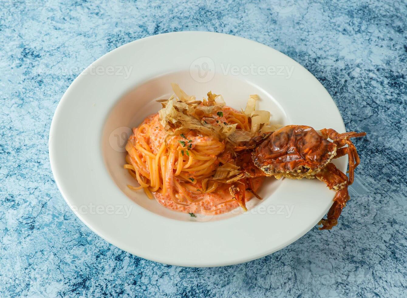 morbido conchiglia Granchio pasta nooldes servito nel piatto isolato su sfondo superiore Visualizza di italiano cibo foto