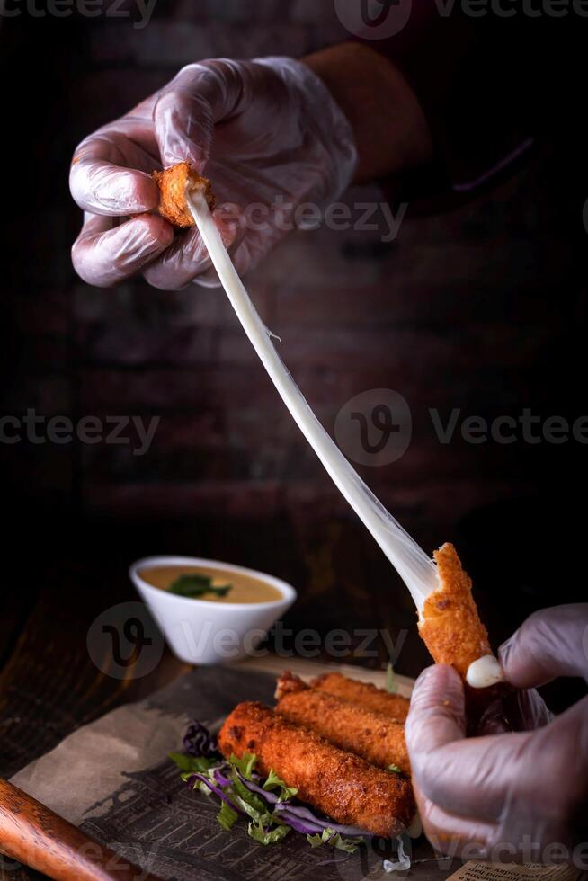 in profondità fritte Mozzarella bastoni nel mano servito nel taglio tavola isolato su di legno tavolo lato Visualizza di Arabo cibo foto