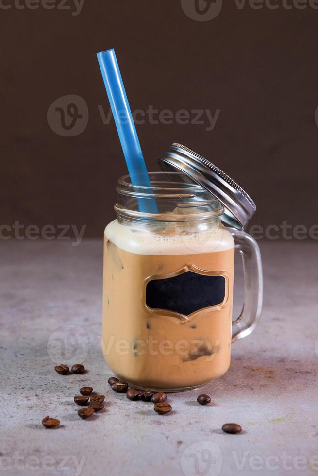 mulini ghiaccio shake servendo nel vaso con cannuccia lato Visualizza su sfondo foto