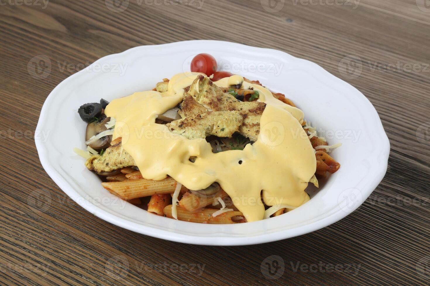 grigliato pollo pasta e formaggio con nero oliva, ciliegia pomodoro, chili salsa e coriandolo servito nel piatto isolato su tavolo lato Visualizza di Arabo cibo foto