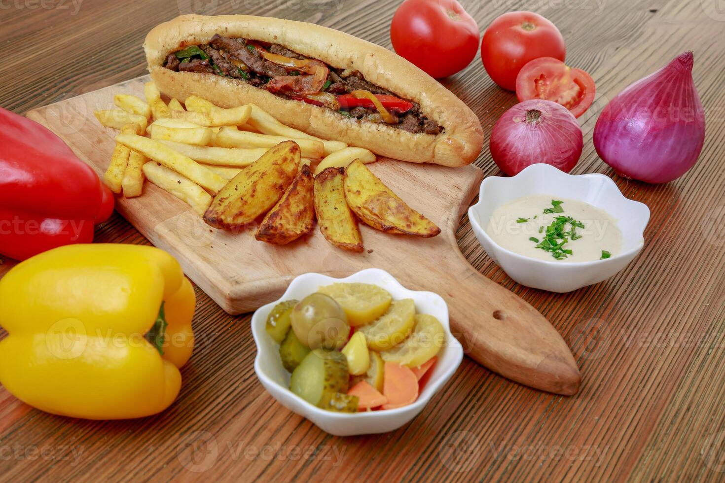 Arabo Manzo fegato Sandwich con campana Pepe, cipolla, pomodoro, immersione, hummus, verdure e incendi isolato su di legno tavola lato Visualizza Arabo Fast food foto