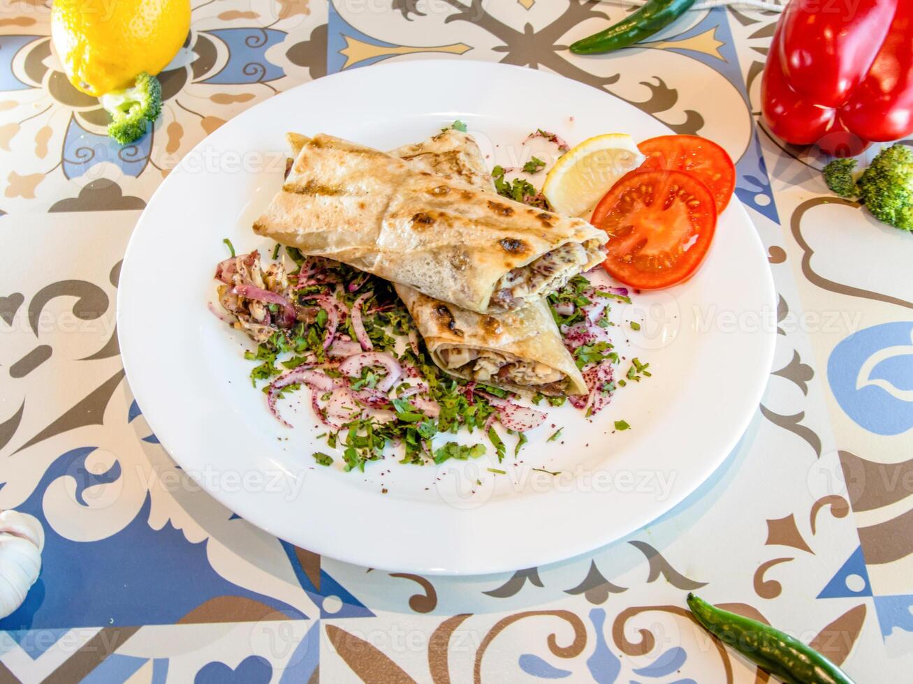 pollo Musakhan Sandwich shawarma avvolgere pieno con pomodoro e cipolla servito nel piatto isolato su tavolo superiore Visualizza di Arabo cibo foto