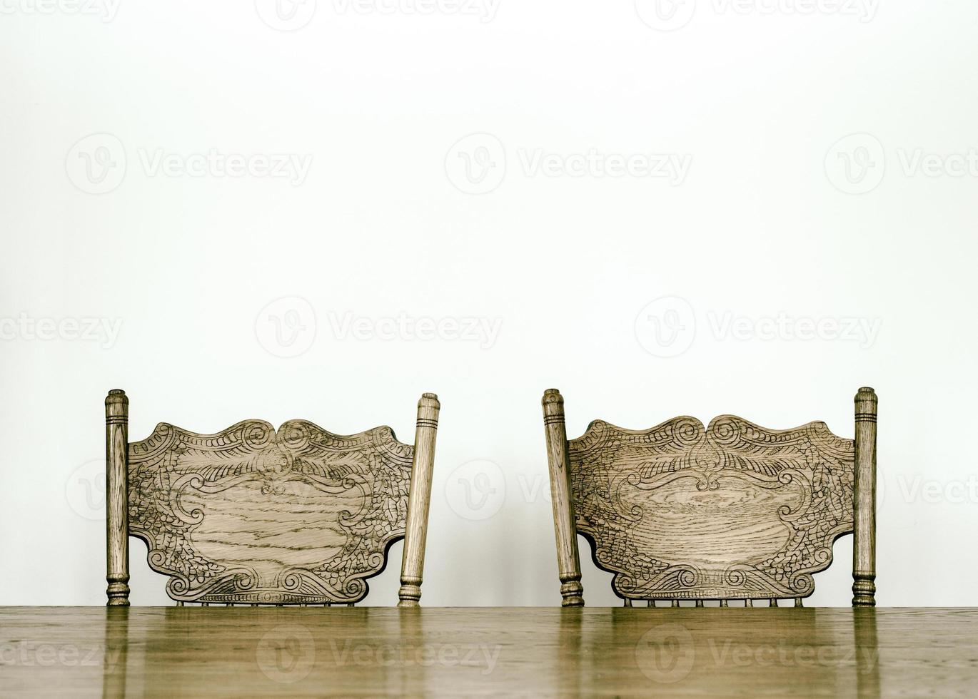dettagli della sedia e del tavolo da pranzo in legno foto