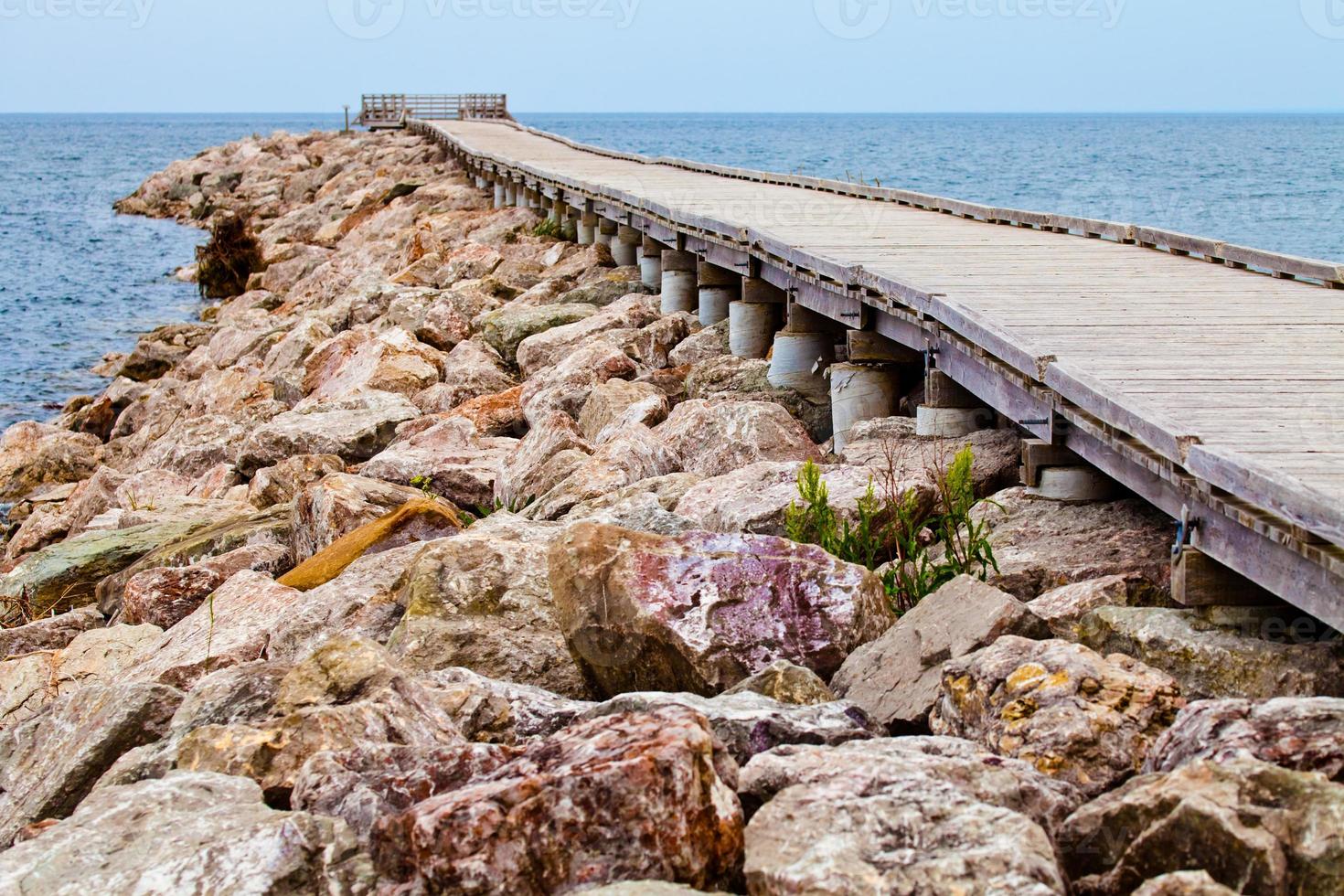 lungo pontile in legno con osservatorio e vista sull'oceano foto