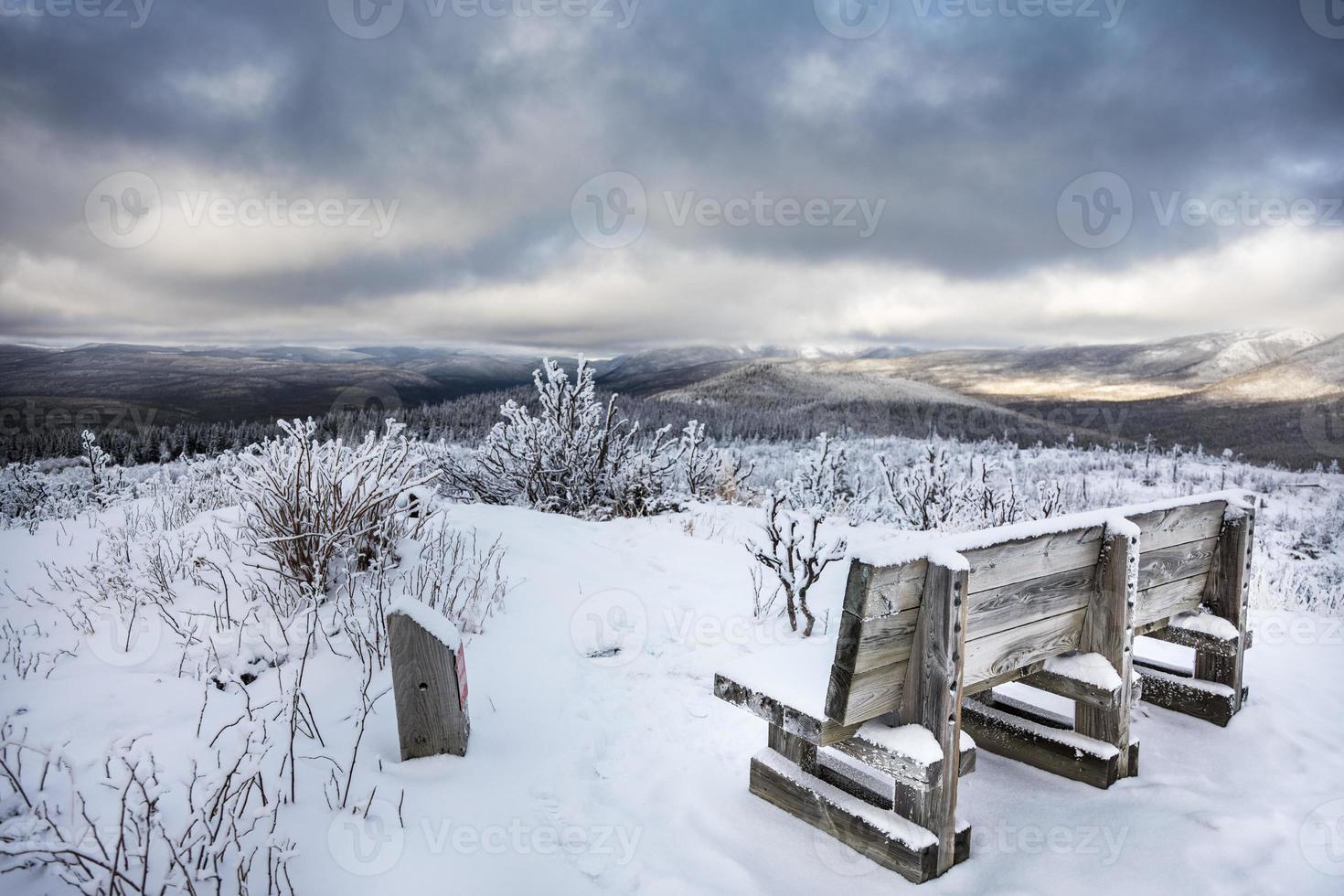 incredibile paesaggio invernale dalla cima della montagna in canada, quebec foto