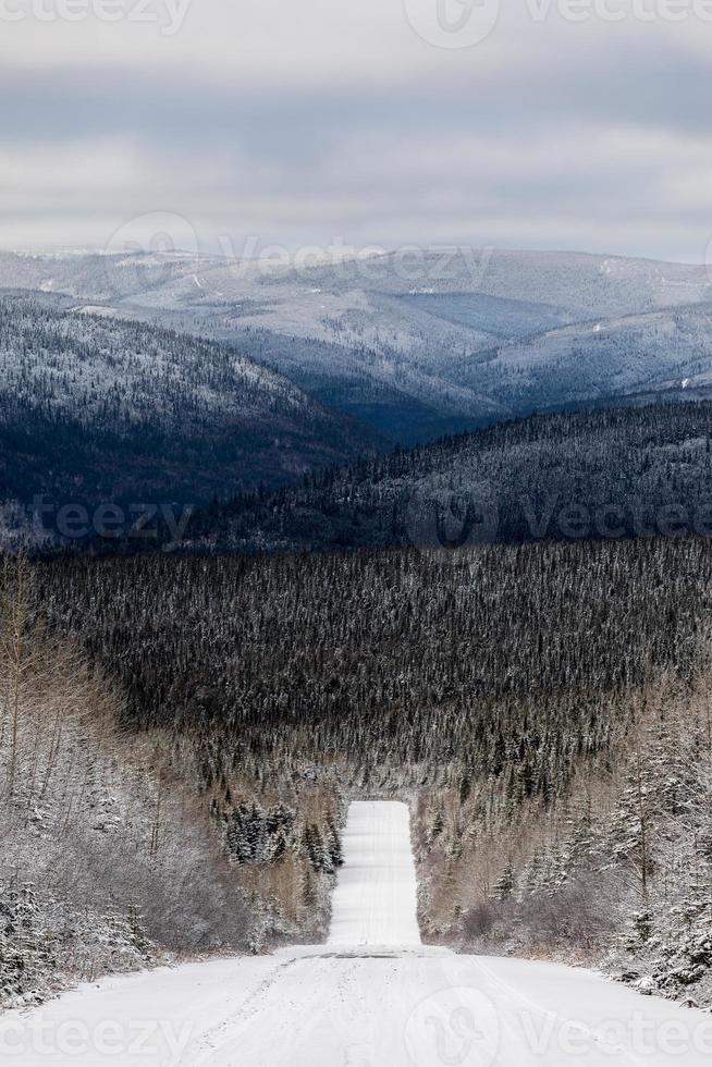 paesaggio invernale dalla cima della montagna in Canada, Quebec Road con bellissime montagne innevate sullo sfondo foto