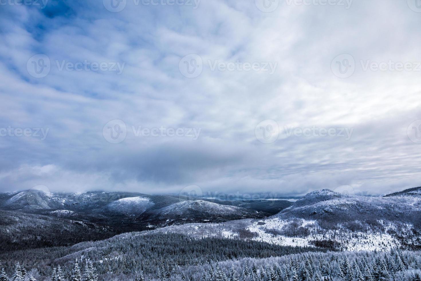 paesaggio invernale dalla cima della montagna in canada, quebec foto