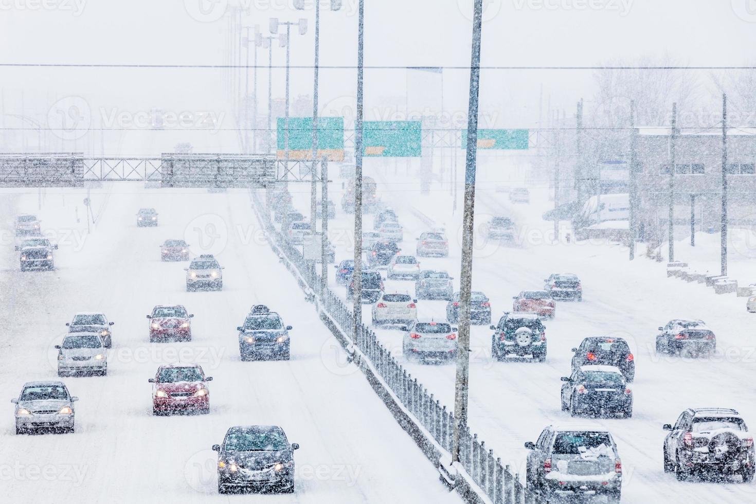 tempesta di neve in autostrada durante l'ora di punta foto
