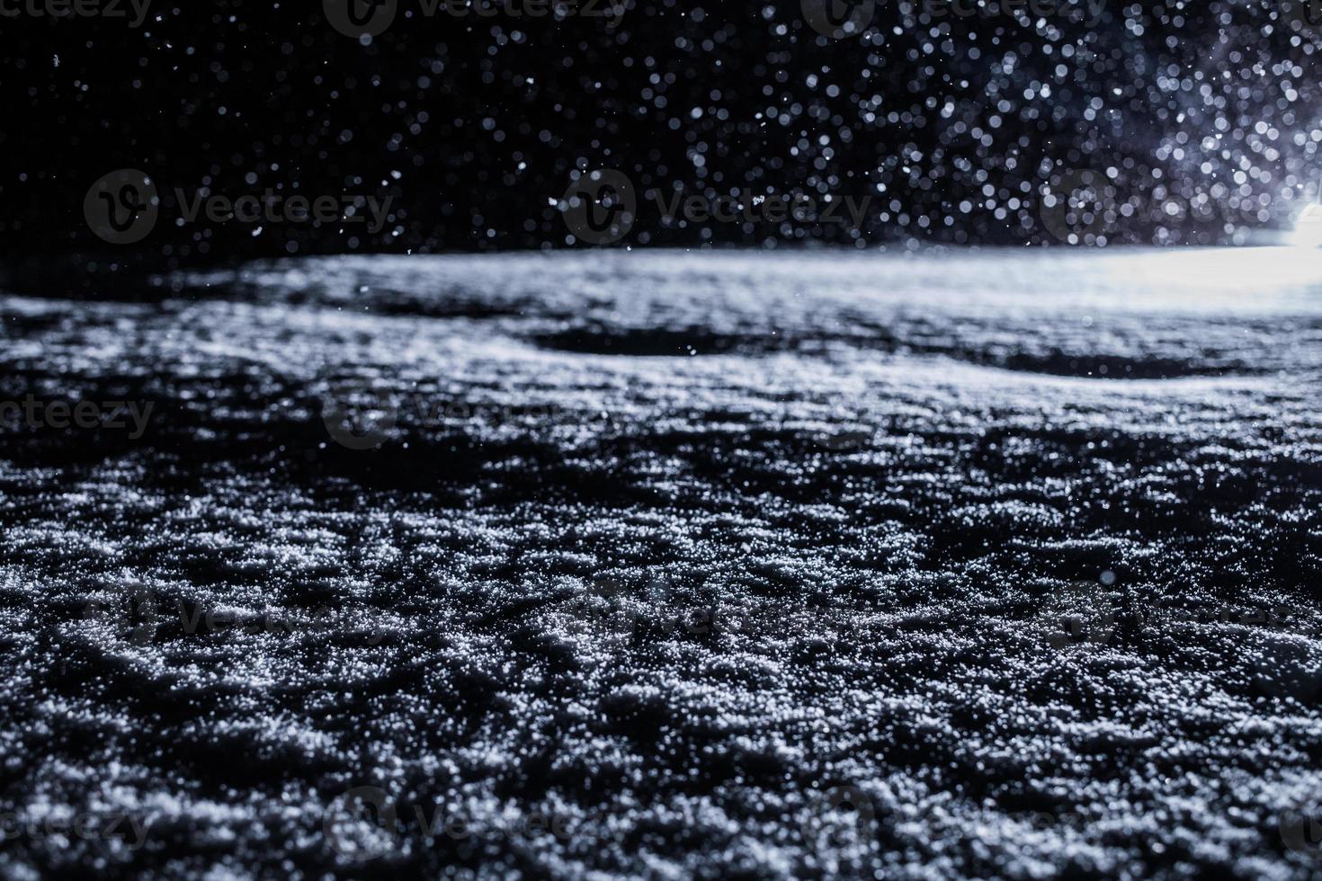 trama della neve retroilluminata durante la tempesta di neve di notte foto