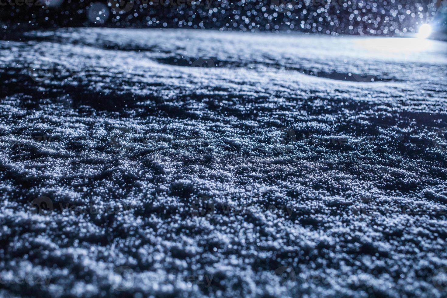 trama della neve retroilluminata durante la tempesta di neve di notte foto