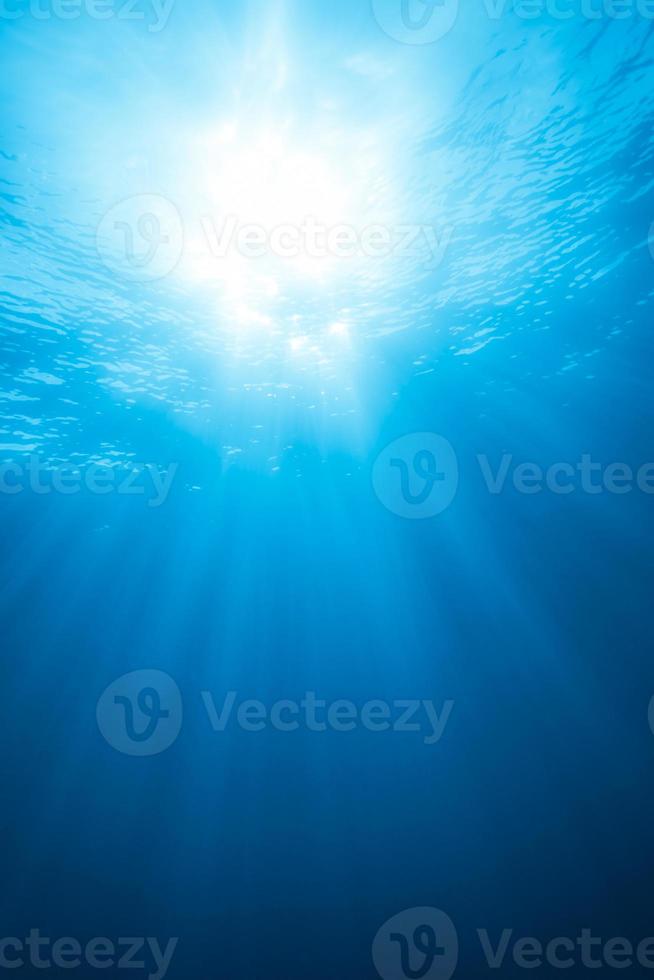 vero raggio di luce da sott'acqua foto