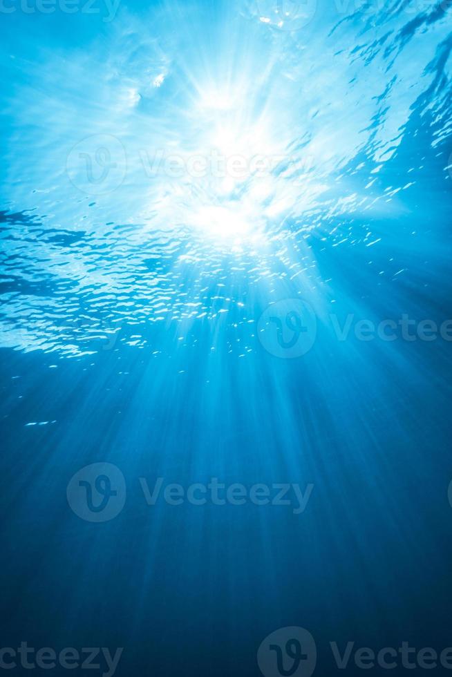 vero raggio di luce da sott'acqua foto