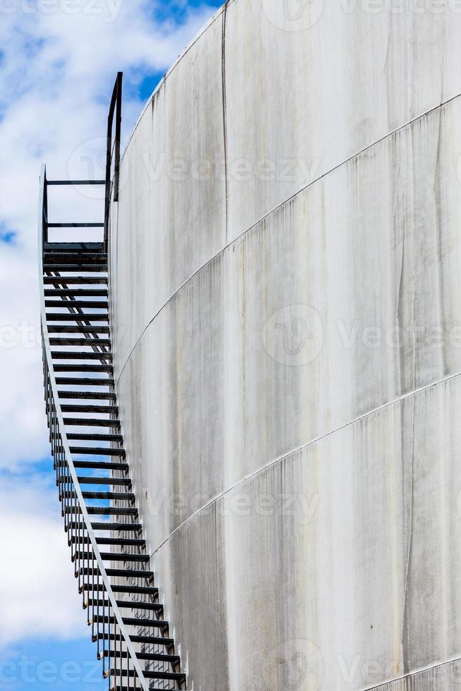 dettaglio astratto di una scalinata alta e lunga di una raffineria di petrolio foto