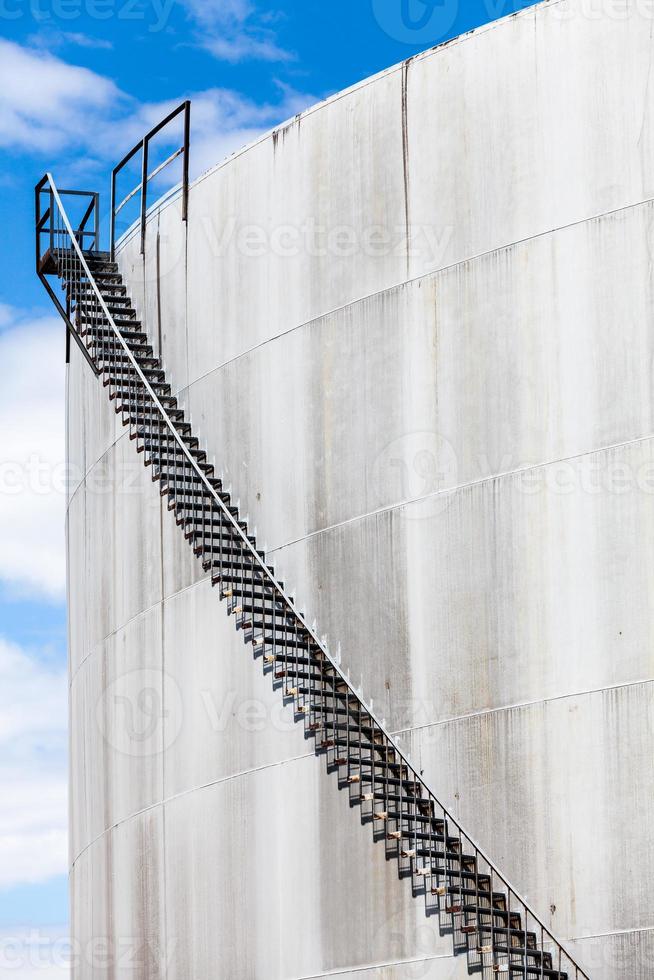 dettaglio astratto di una scalinata alta e lunga di una raffineria di petrolio foto