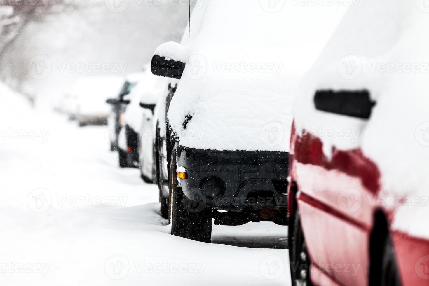 auto parcheggiate in una giornata invernale di tempesta di neve foto