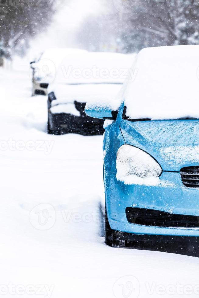 auto parcheggiate in una giornata invernale di tempesta di neve foto