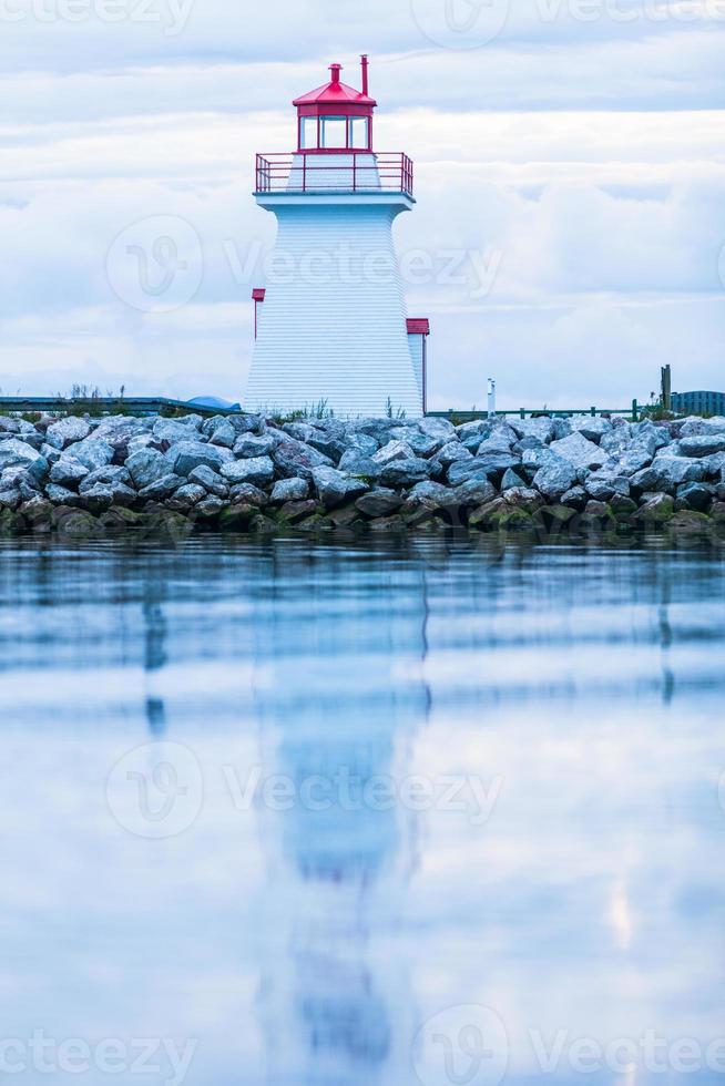 faro retroilluminato nella penisola di gaspe foto