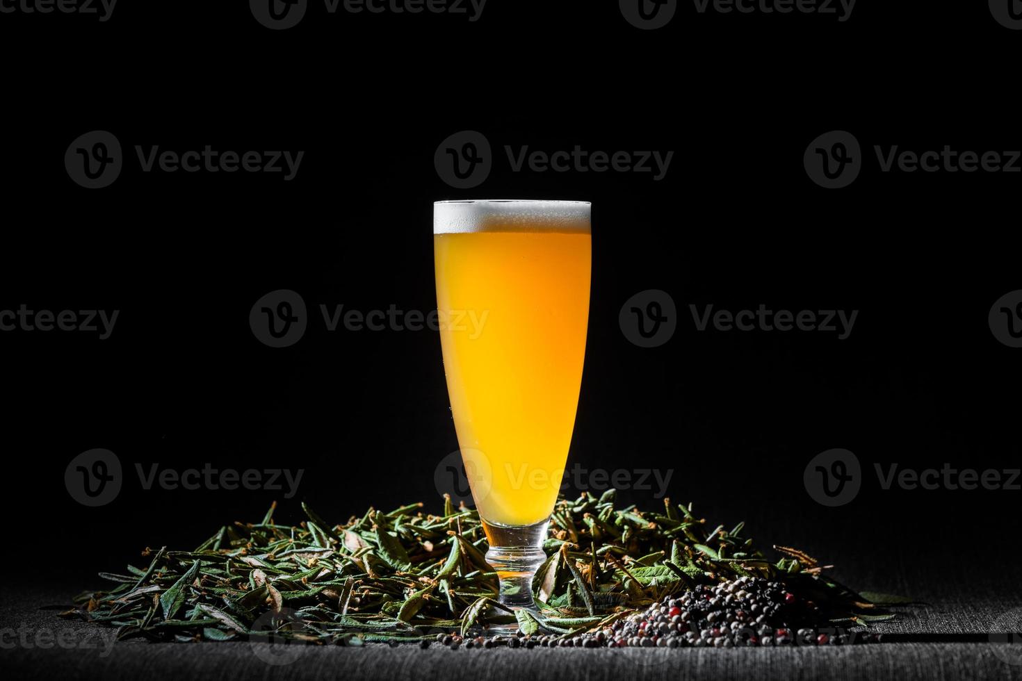 birra speziata casalinga nebbiosa con pepe e tè labrador foto