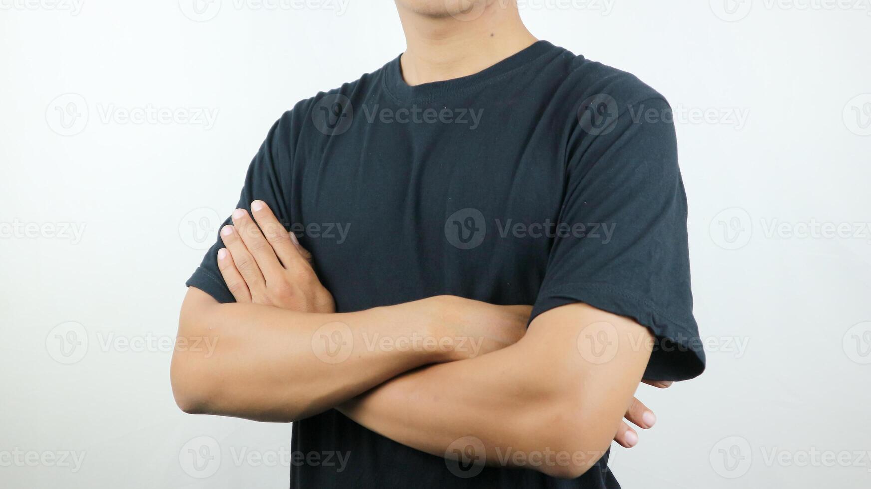 uomo atleta, bodybuilder nel nero maglietta con braccia attraversato su il corpo su il bianca sfondo foto