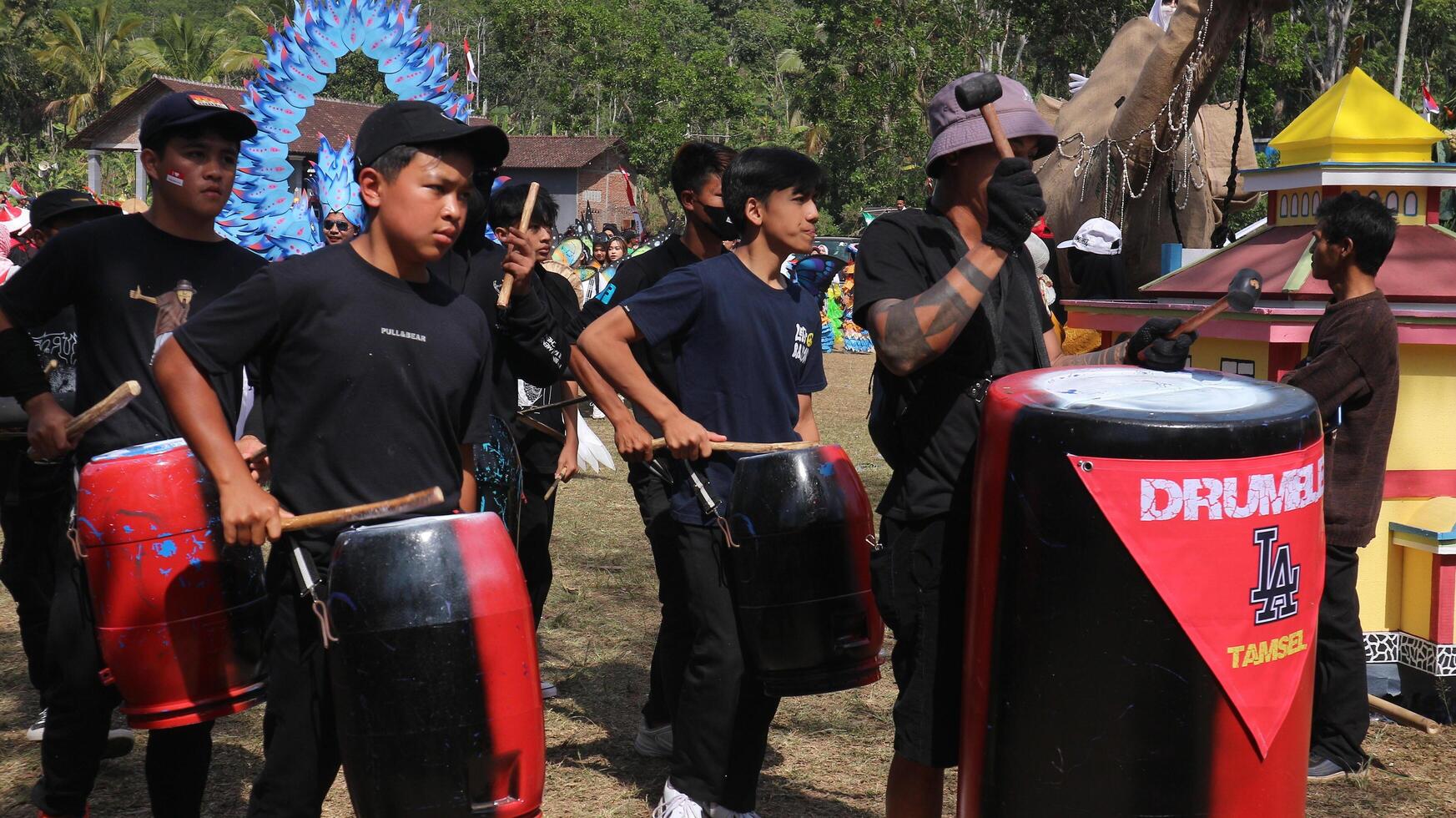tamburo gruppo musicale parata utilizzando Usato spazzatura lattine su dell'Indonesia indipendenza giorno. foto