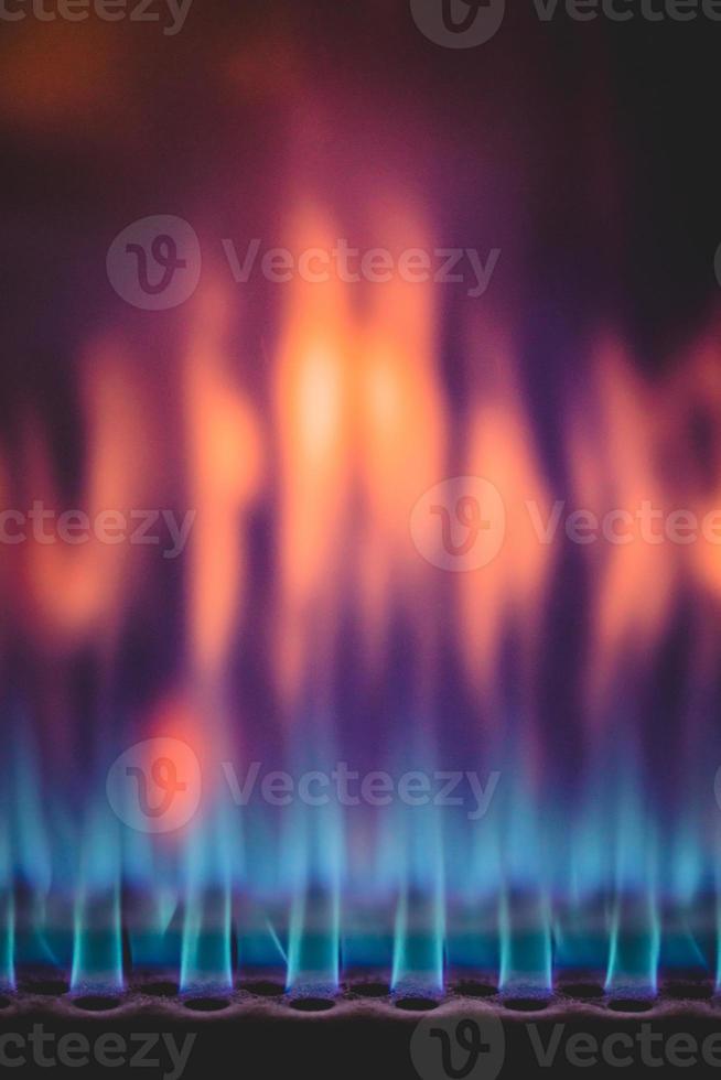 primo piano della fiamma di gas colorata che brucia foto