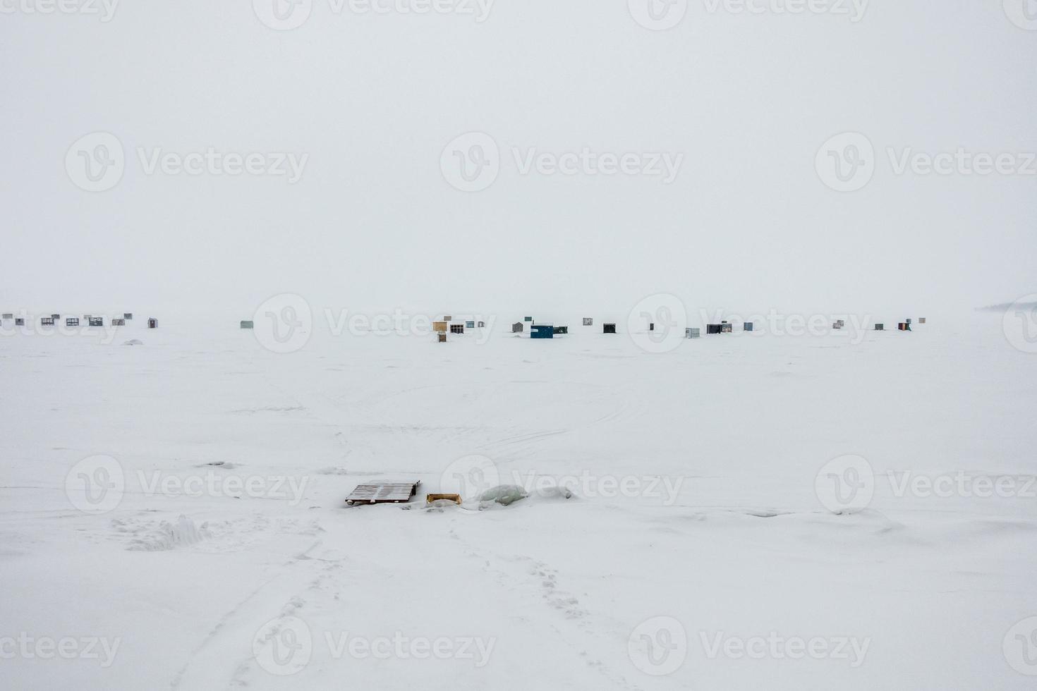 Il ghiaccio puzzava di capanna da pesca durante una gelida e ventosa giornata invernale in Quebec foto