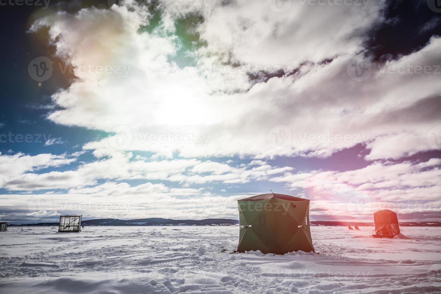 capanna di pesca puzzava di ghiaccio durante una fredda ma soleggiata giornata invernale in quebec foto