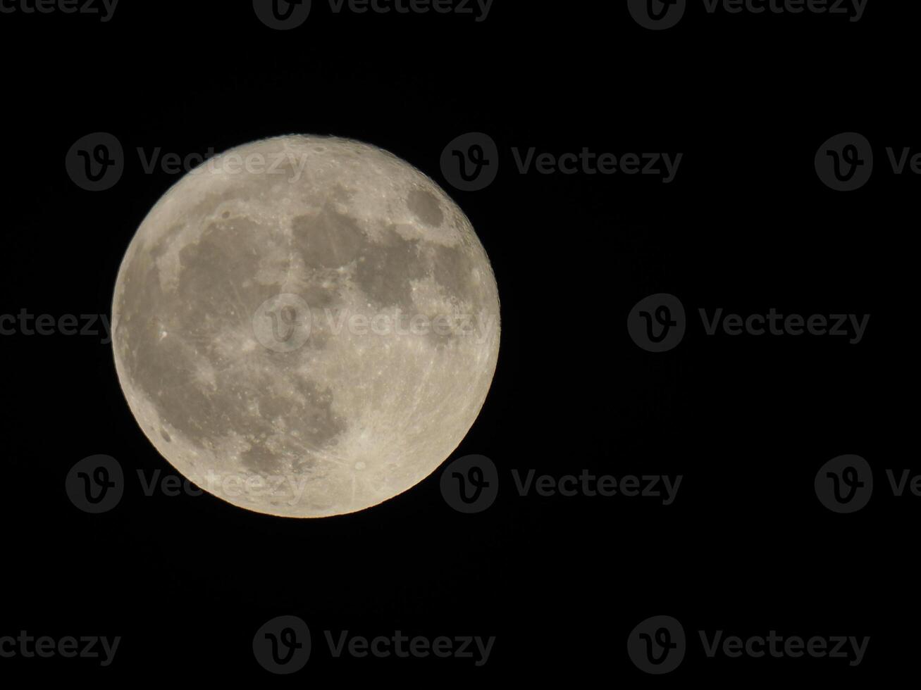 luna piena vista con il telescopio foto