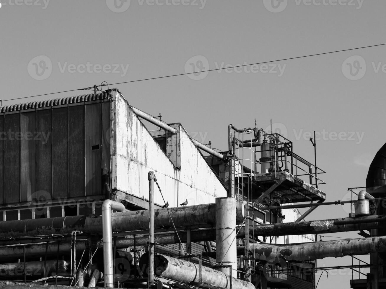 abbandonato fabbrica rovine nel nero e bianca foto