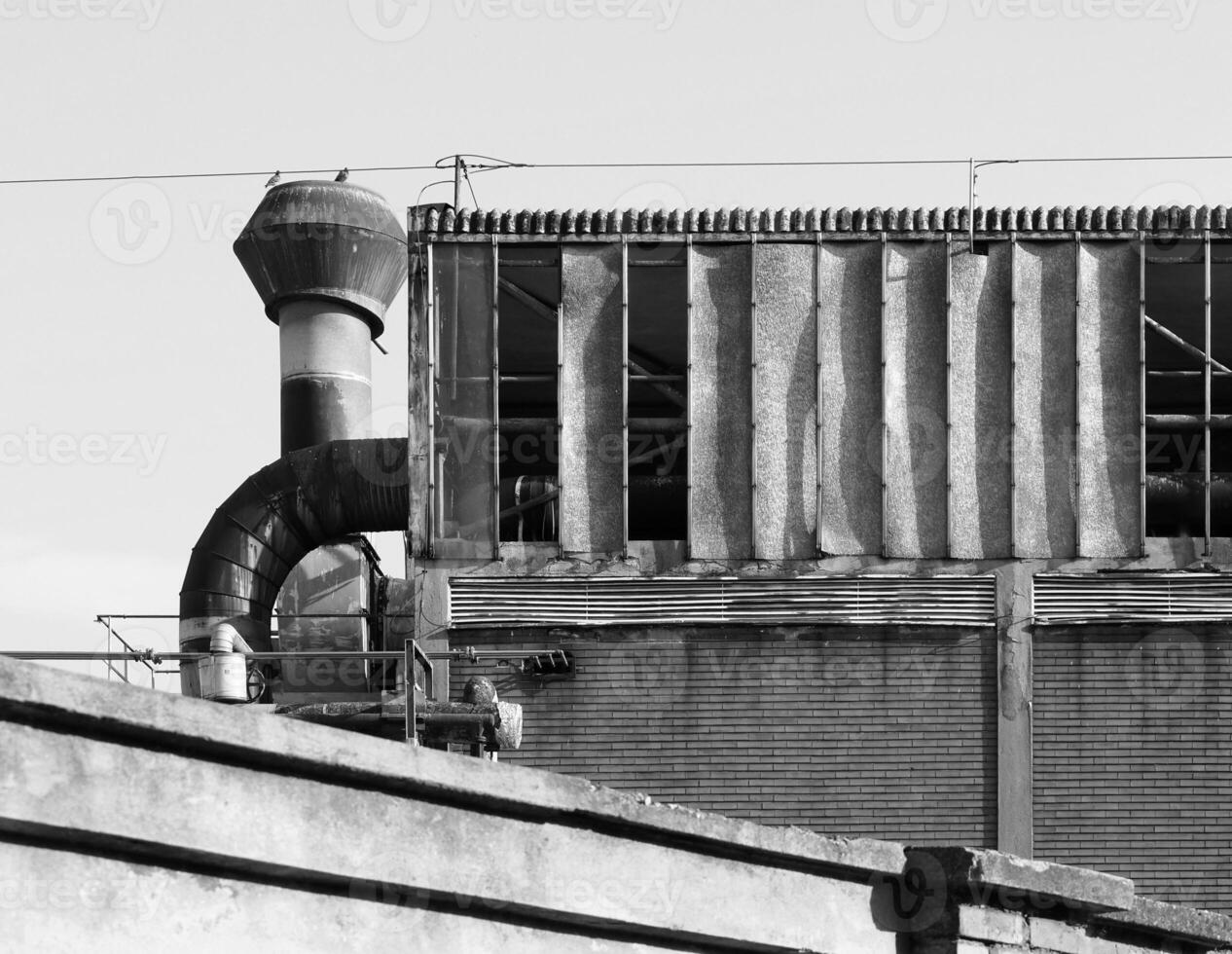 abbandonato fabbrica rovine nel nero e bianca foto