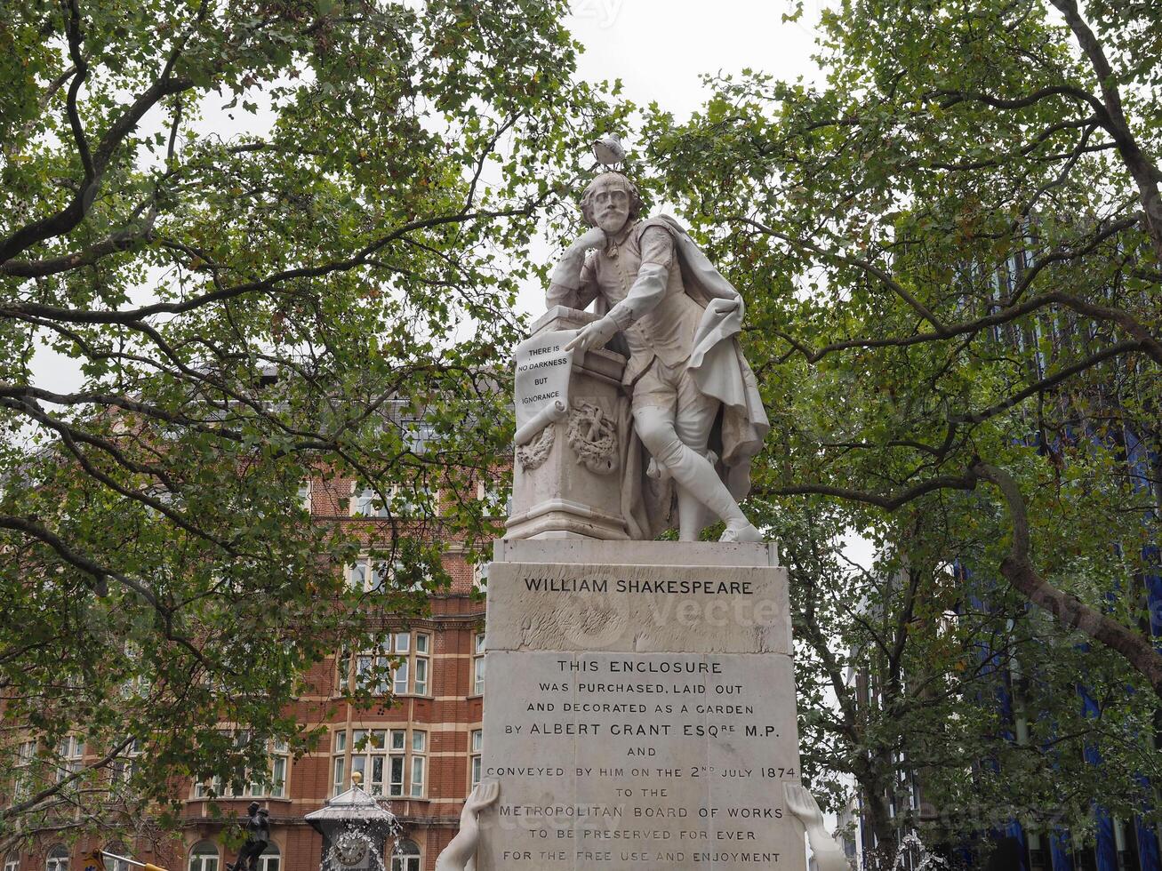 statua di shakespeare a londra foto