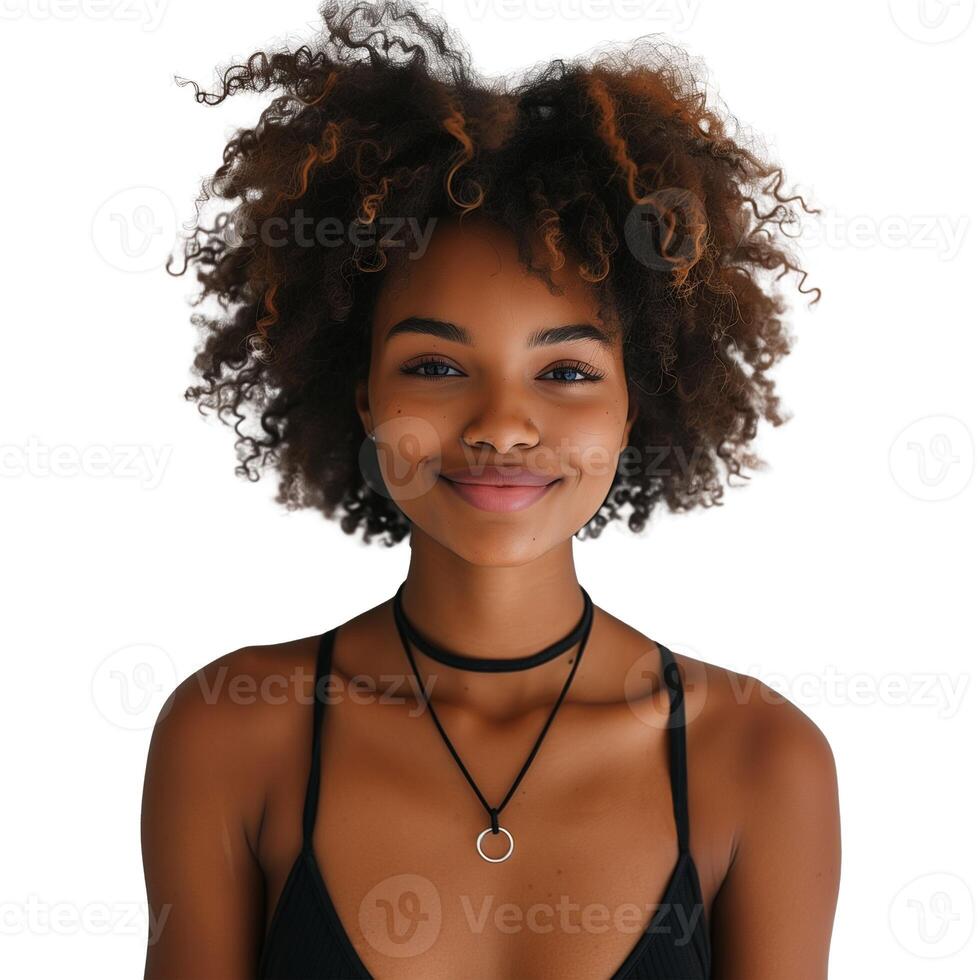 sorridente giovane donna con Riccio capelli e girocollo collana foto