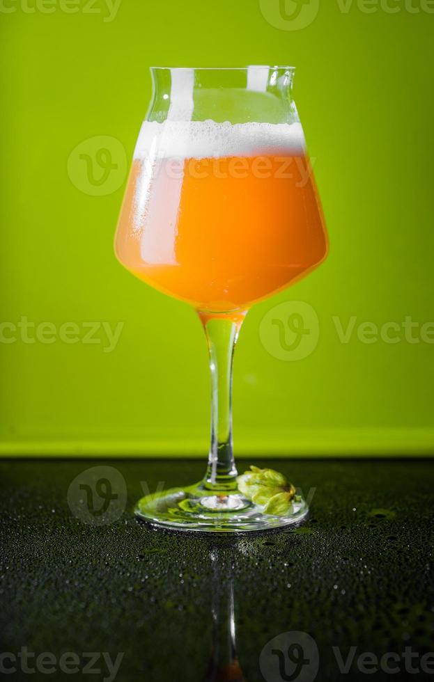 Neipa hop bomb birra su sfondo verde foto