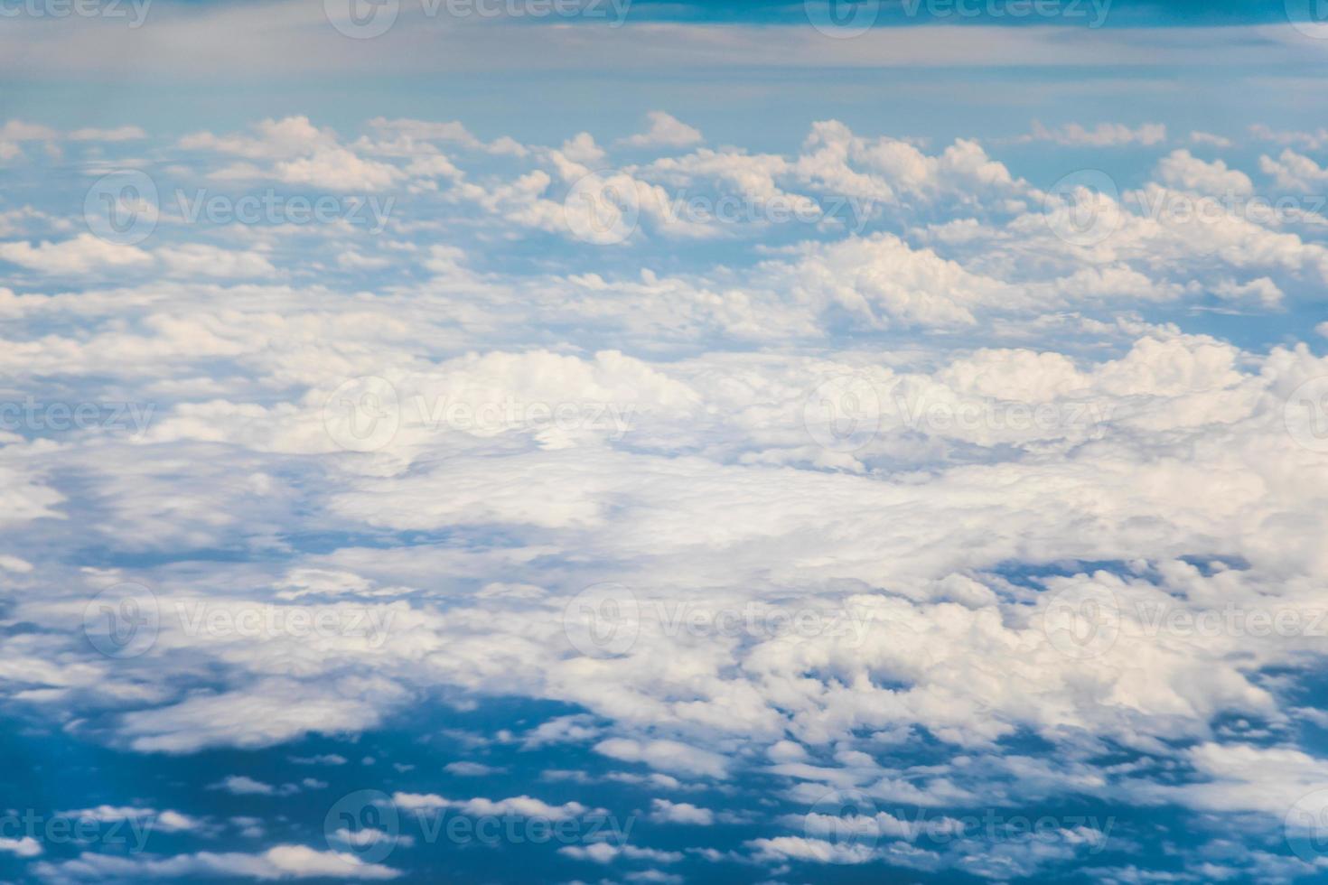 bel cielo azzurro, nuvole e terra foto