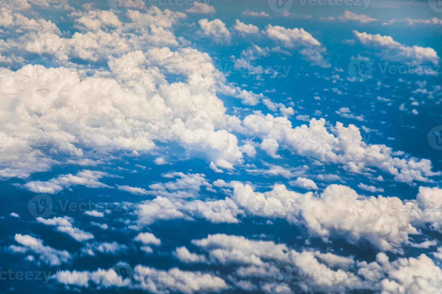 bel cielo azzurro, nuvole e terra foto