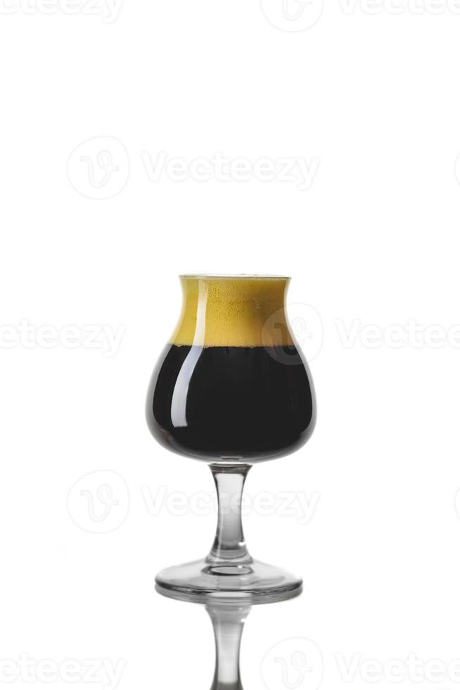 birra scura invecchiata nel bicchiere da degustazione isolato su bianco foto