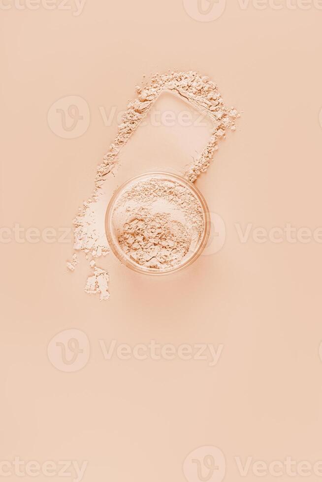 perdere leggero polvere nel un' vaso sta su un' polvere campione. schiarimento ombra di beige toni. concetto di decorativo cosmetici, trucco. verticale Visualizza. foto