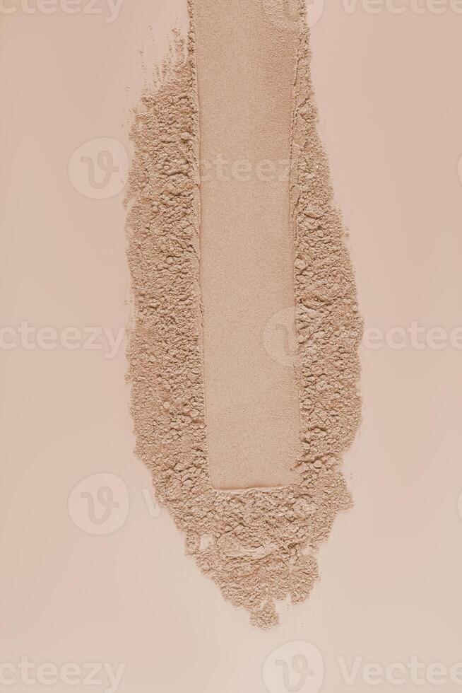 un' bellissimo swatch di naturale perdere polvere per cosmetico facciale pelle cura. beige verticale sfondo. un' copia spazio. vuoto disposizione. modello. foto