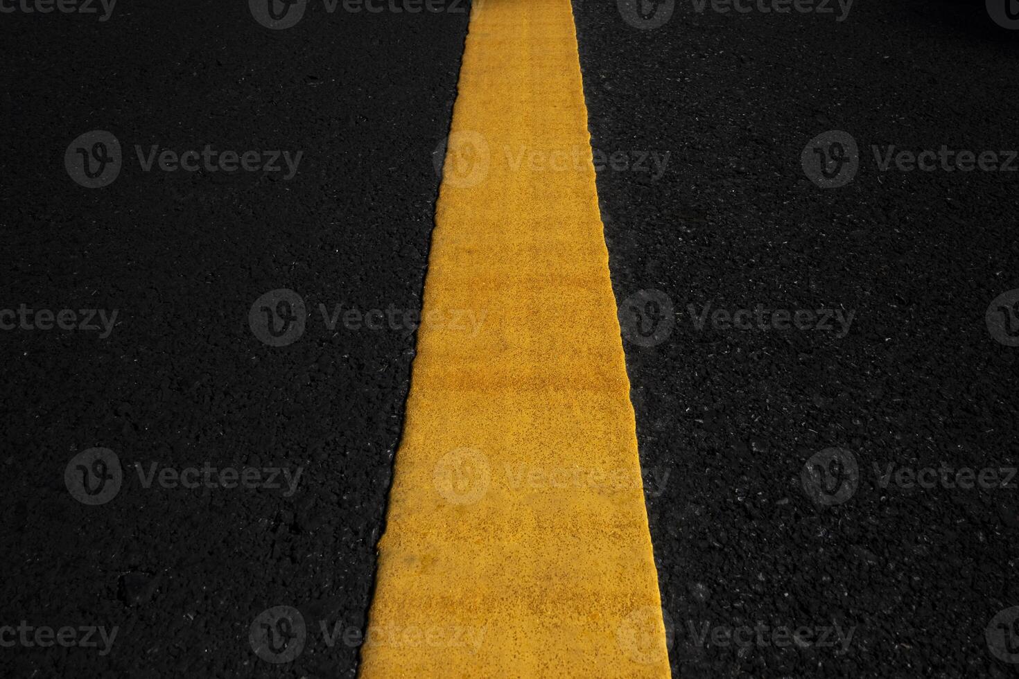 giallo traffico Linee su il buio asfalto strada sfondo foto