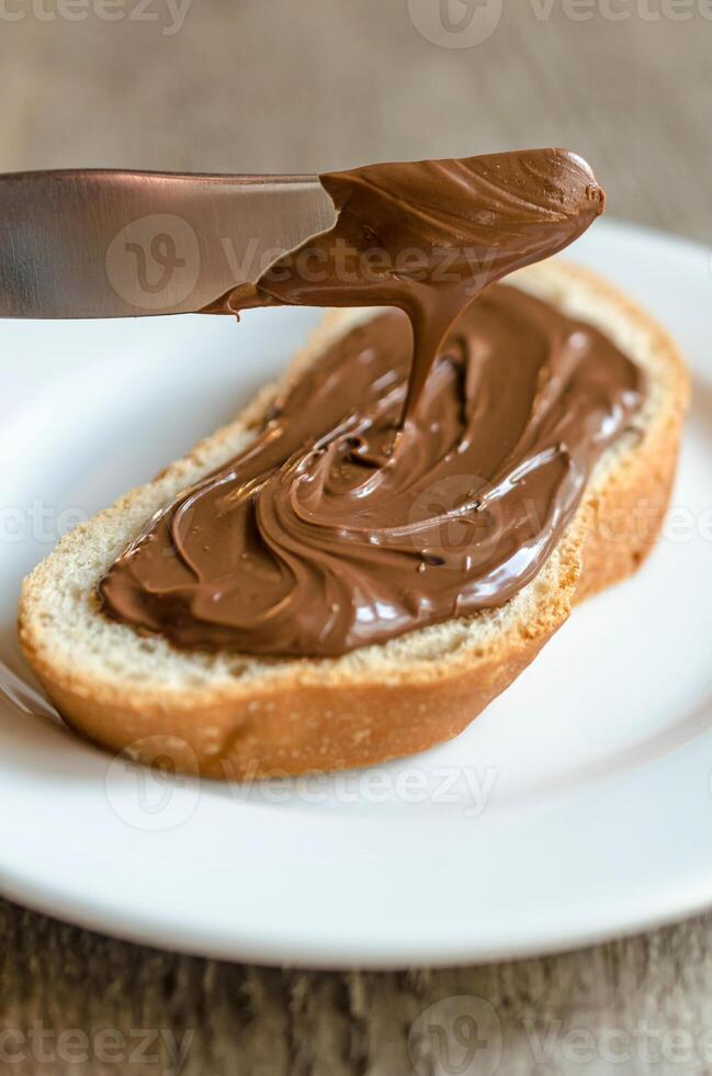 fetta di pane con cioccolato crema foto