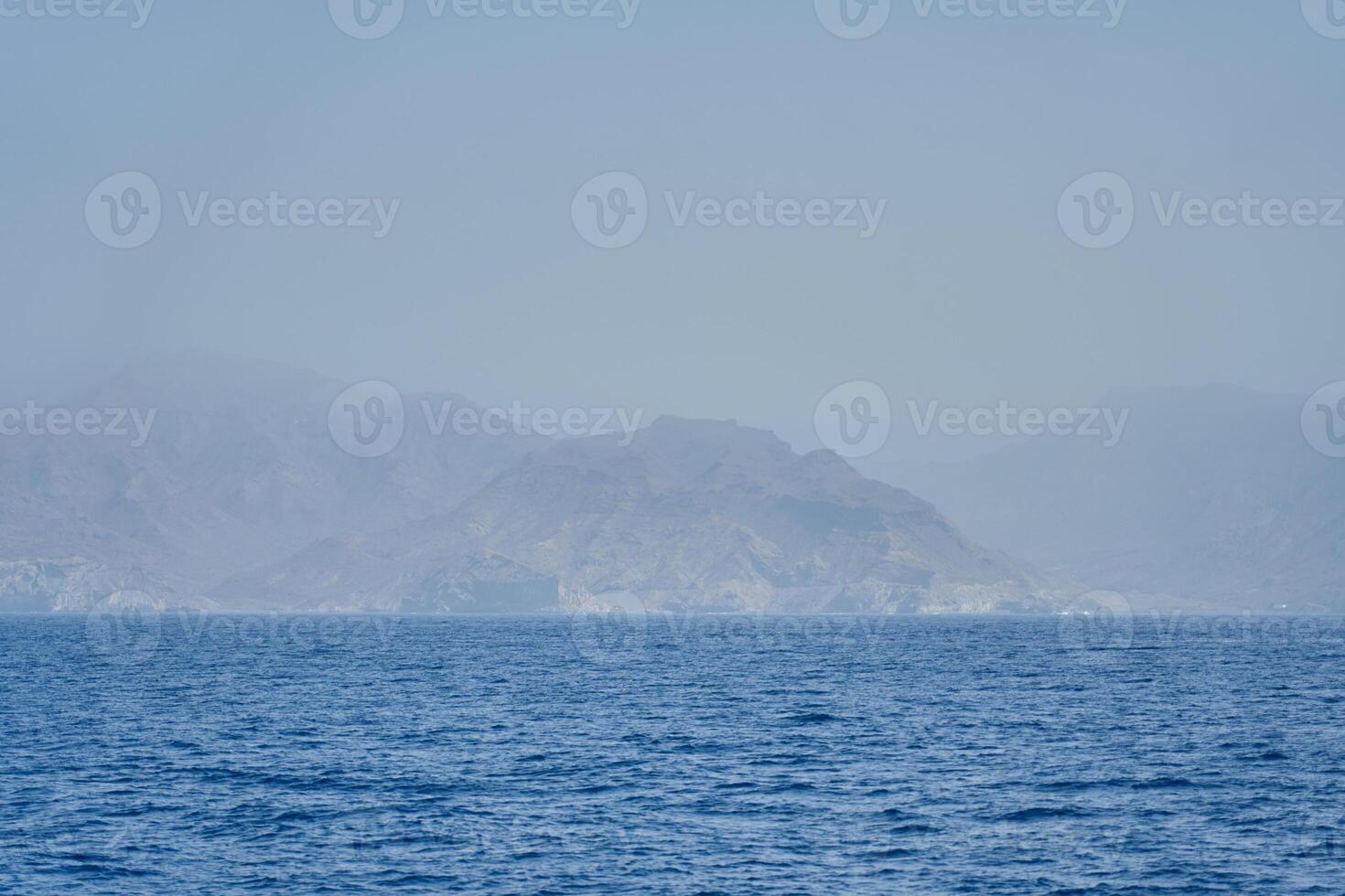 rocce e pietre nel nebbia su il sponde di nonna canaria foto