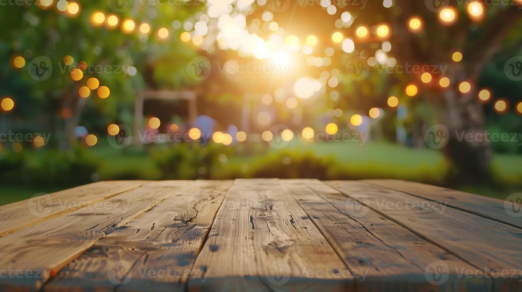 vuoto di legno tavolo con festa nel giardino sfondo sfocato, foto