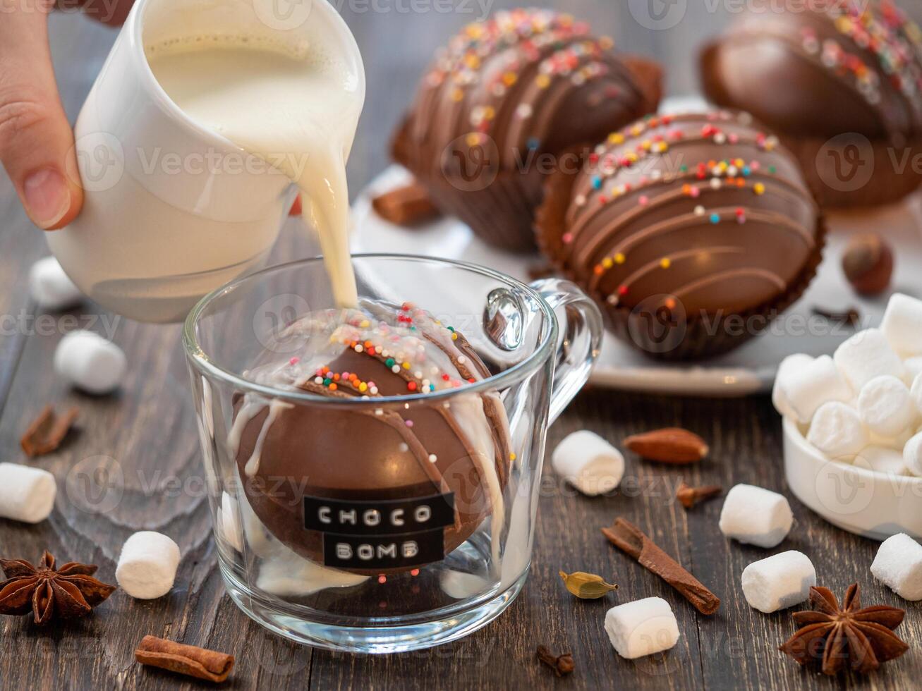 cioccolato cacao bomba nel bicchiere tazza con choco bomba testo. scrosciante a base vegetale caldo latte su palla fatto a partire dal latte cioccolato con marshmallow dentro. di moda inverno caldo cioccolato bere. azione tiro foto