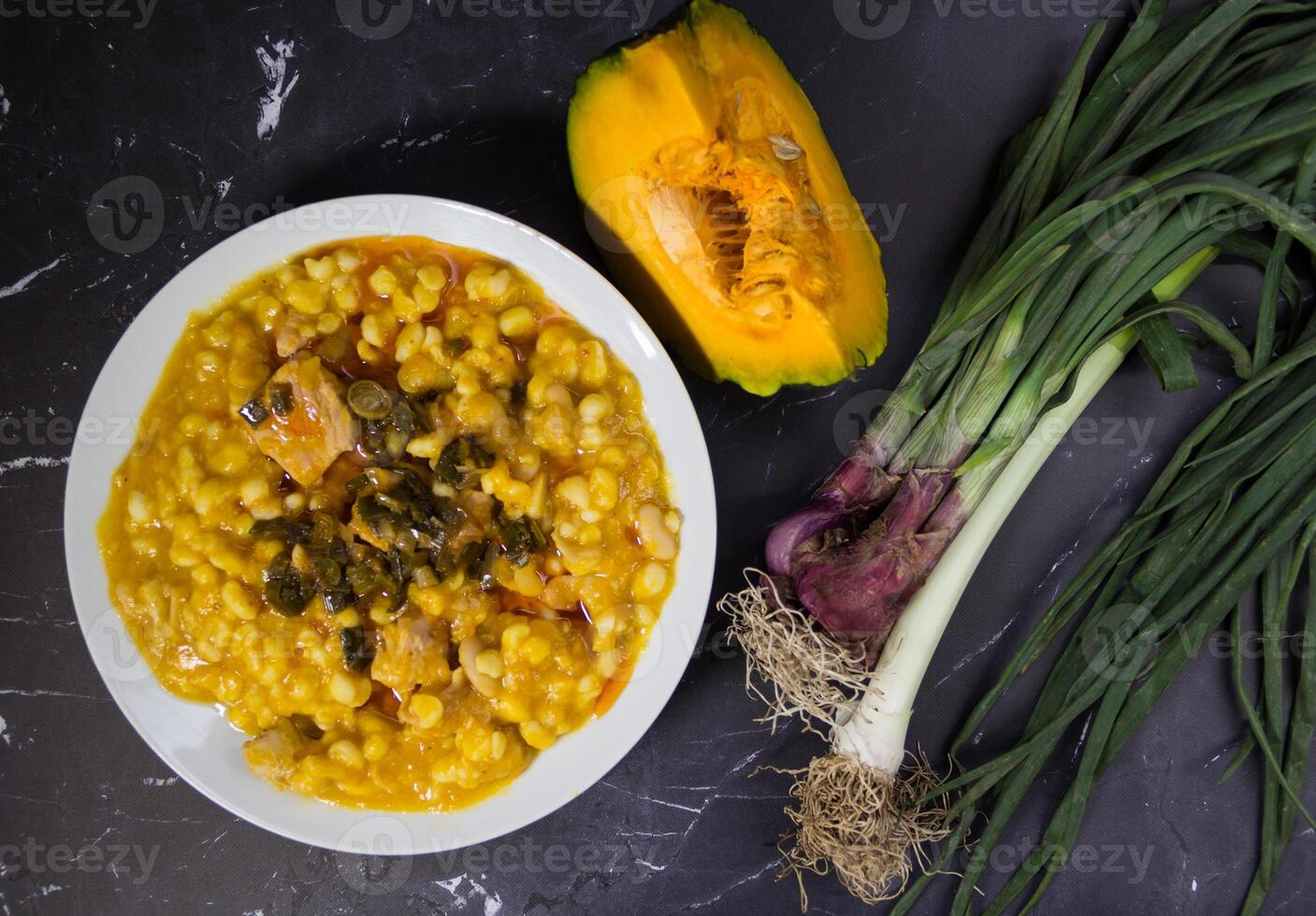 settentrionale locro piatto e ingredienti, tipico per celebrare nazionale giorni nel argentina. tradizionale gastronomia foto