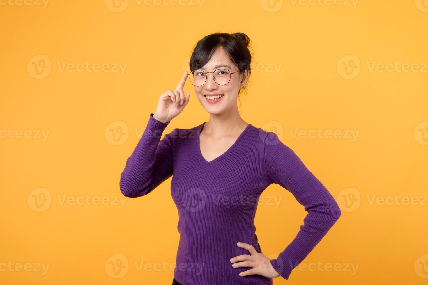 allegro donna d'affari 30s indossare viola camicia, contro giallo sfondo meditando con fiducia, esplora creativo idee per successo. positivo espressione nel imprenditoria e innovazione. foto