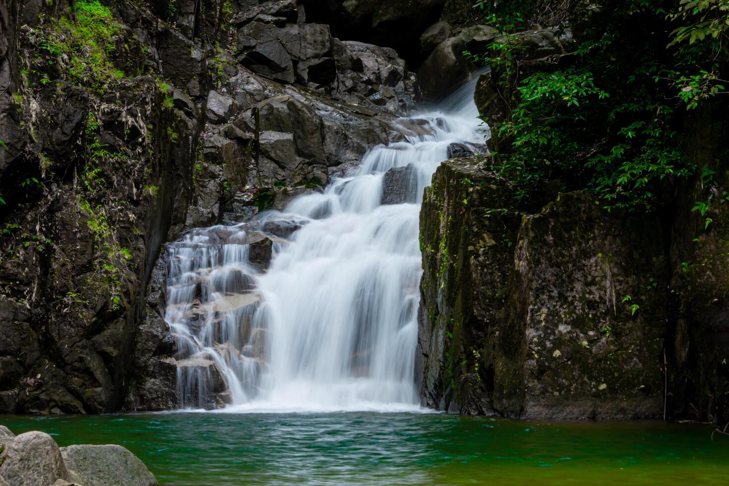 cascate in mezzo il rocce e alberi siamo bellissimo e rinfrescante.pliw cascata Chanthaburi Tailandia, foto