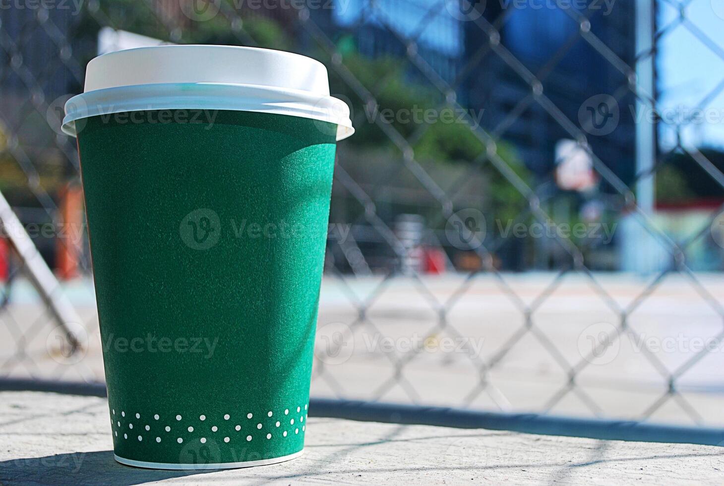 caffè tazza vuoto etichetta nel verde per prendere su foto