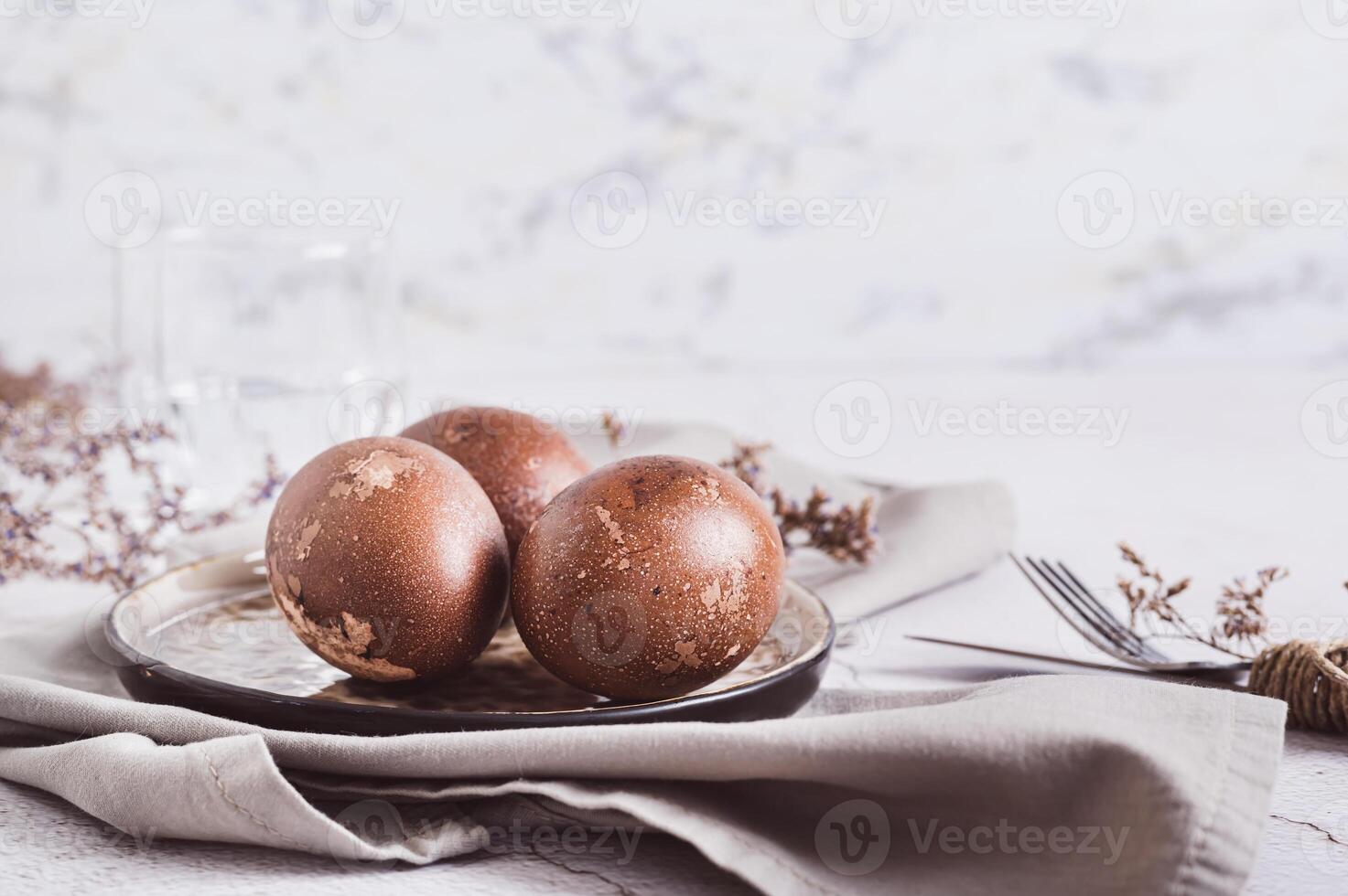 contento Pasqua casa fatto naturalmente colorato uova su un' piatto su un' tovagliolo foto